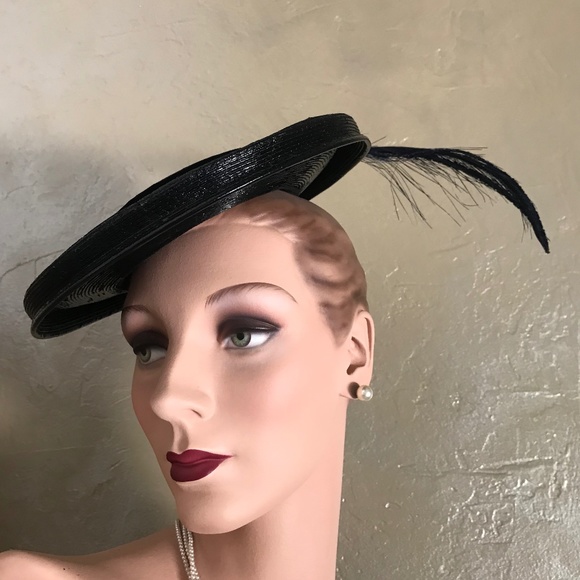 INVENTIVE 1930s' BLACK STRAW TILT HAT WITH CRAFTED LONG FEATHER & BOW - Picture 3 of 12